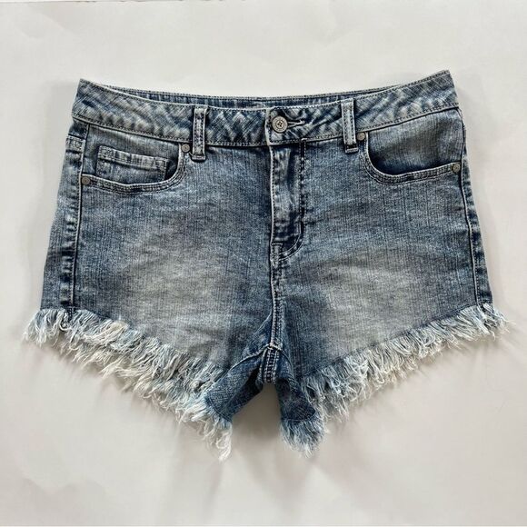 Altar’d State Distressed Fringed Light Wash Denim Jean Shorts Size 26 - Picture 2 of 13
